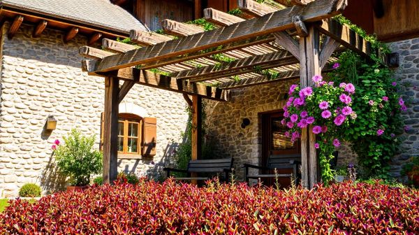 Les meilleures pergolas en Savoie : comment faire le bon choix